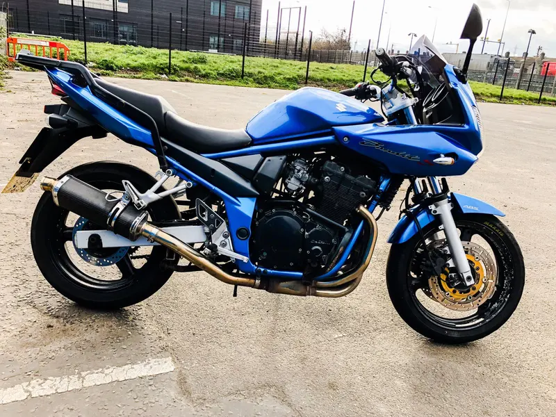 A blue Suzuki Bandit training bike